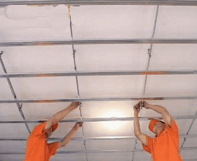 不能超过40公分吊挂主龙骨的吊杆的间距不能超过120厘米靠墙的主龙