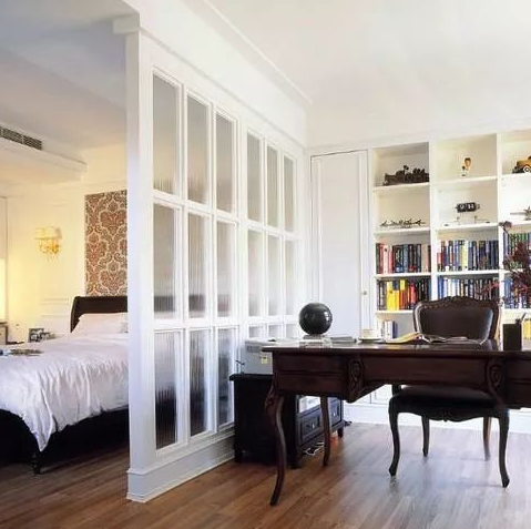 有钱人家的卧室早都这么装了,一分为二瞬间多出一间房,太明智了