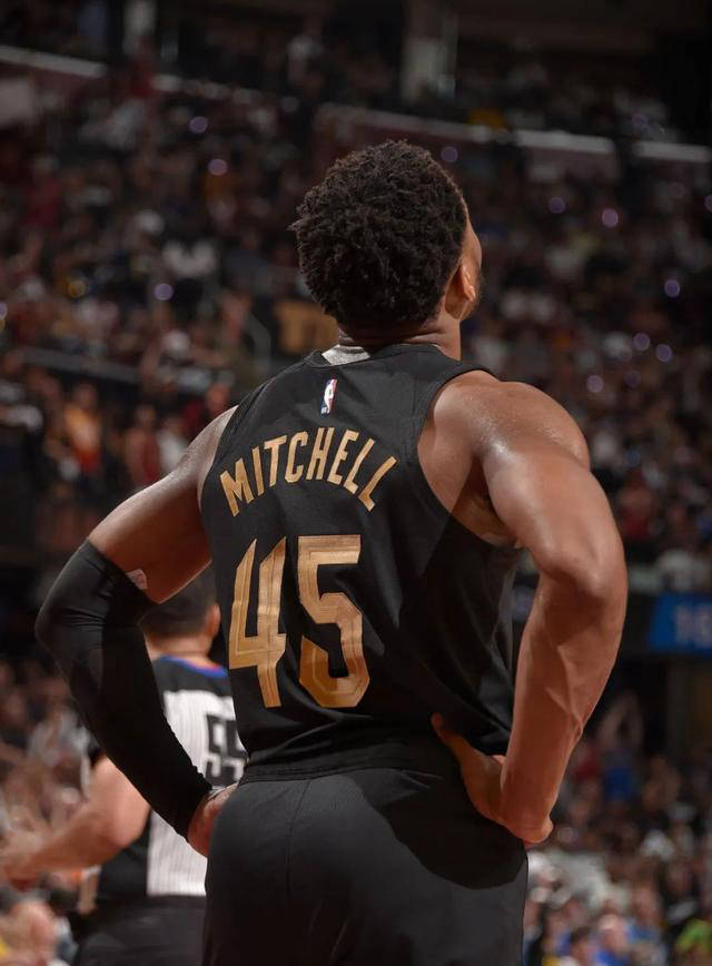 多诺万·米切尔:改变系列赛走向的球场霸主