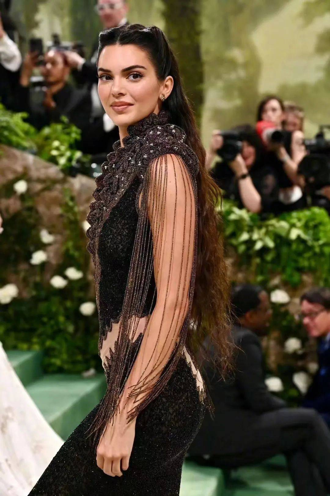 周受资夫妇走红毯很帅,邓文迪杨紫琼刘雯比美…今年met gala谁赢了?