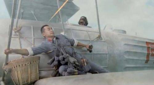 《铁血红安》里,刘铜锣在飞机上扔手榴弹,其实是有历史原型的