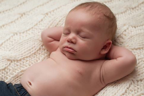 宝宝的肚子鼓鼓的，可能不仅仅是吃胖了。家长要警惕是否有病理性_腹腔_腹部_空气。