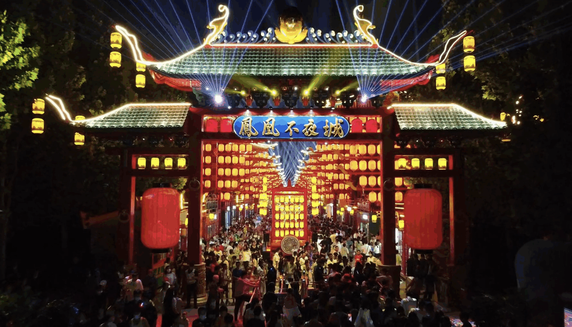 穿汉服游国艺中联凤凰不夜城 传承千年的华夏之美
