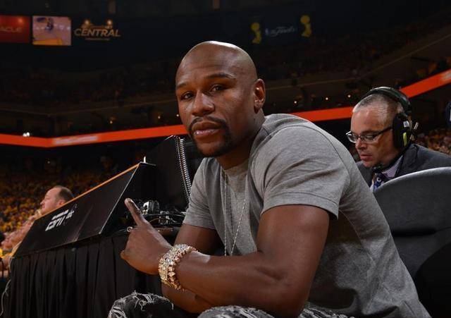 梅威瑟身边的"四大金刚",个个身高两米以上,年薪可达上百万