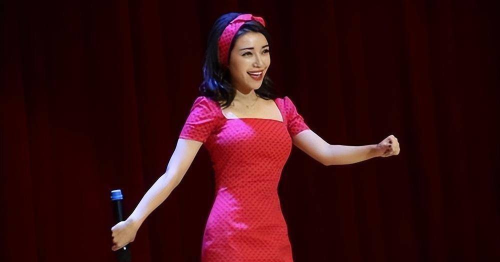 央视又开始"踢人"了,一女主持被除名,工作10年毫无存在感_李思思_妮娜