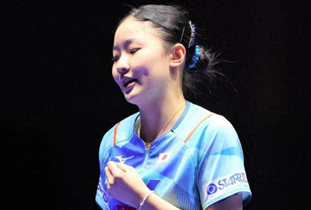 和在女子双打1/16决赛中与平野美宇对阵中国香港选手吴咏琳和刘杨子时