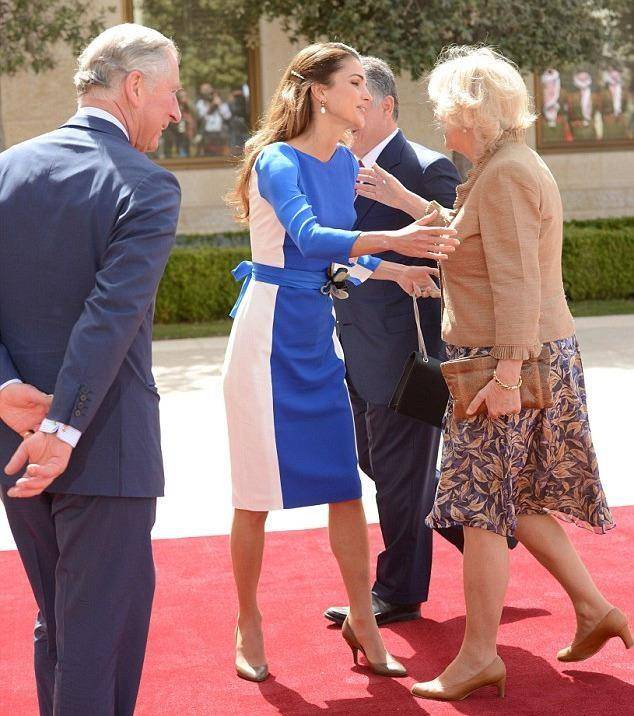 当卡米拉遇上小23岁的"中东戴安娜",也要行屈膝礼,伴妃太憋屈_英国