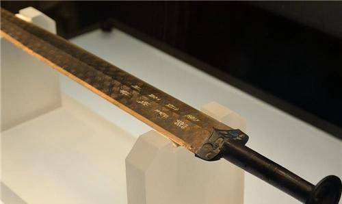 2000年前的青铜剑还能吹毛断发?专家用x光照射,发现了其中奥秘