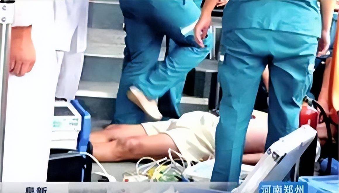 郑州一大爷狂扇未让座小伙4耳光后猝死,家属索赔50万,法院判了