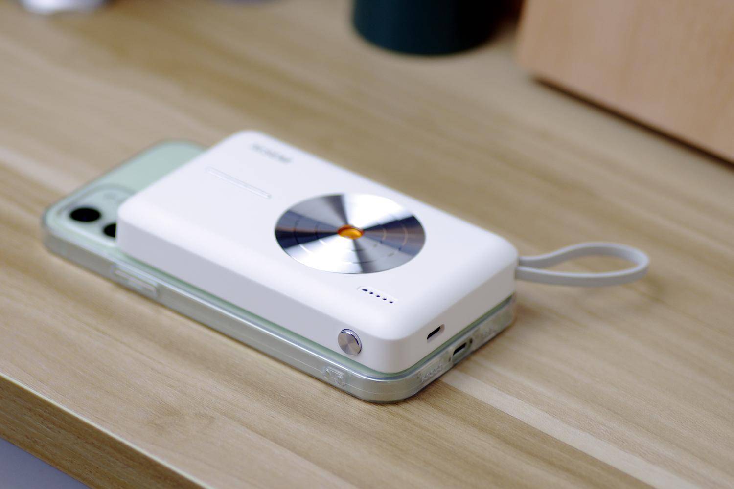 西圣pb无线充电宝,让你随时随地畅享无限电量!