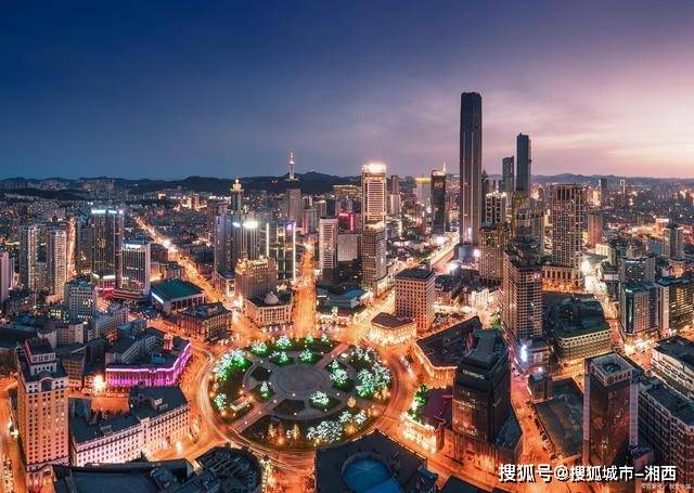 打卡景点推荐中山广场:免费/看建筑/喂鸽子/15-30min/4季可玉光街礼