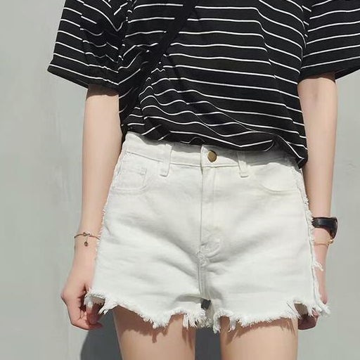 白色短裤搭配什么颜色的衣服比较好看?搭配这几款,又美又时尚