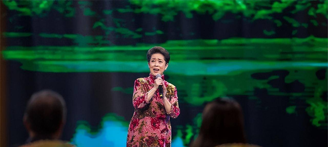 黄婉秋从一个默默无闻的小演员逐渐成为剧团中的佼佼者,她当年在广西