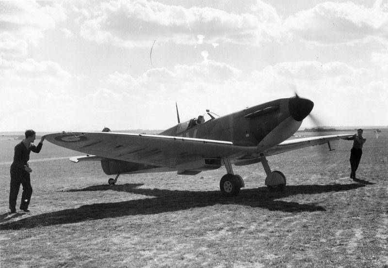 "喷火"黑历史:飞行员需要吸毒,第一次击落的是自家"飓风"式_英国_战斗