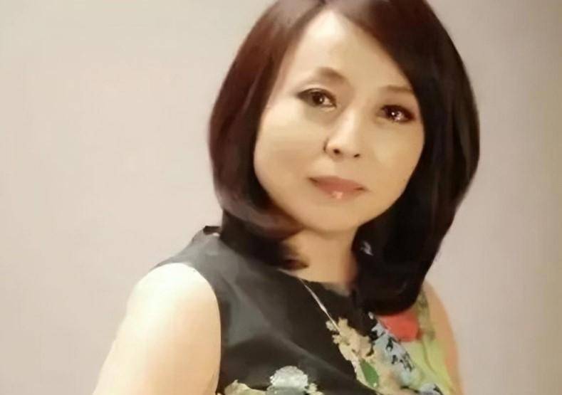 46岁女富婆下嫁小19岁下属,婚后冒险生3胞胎,大儿子:支持