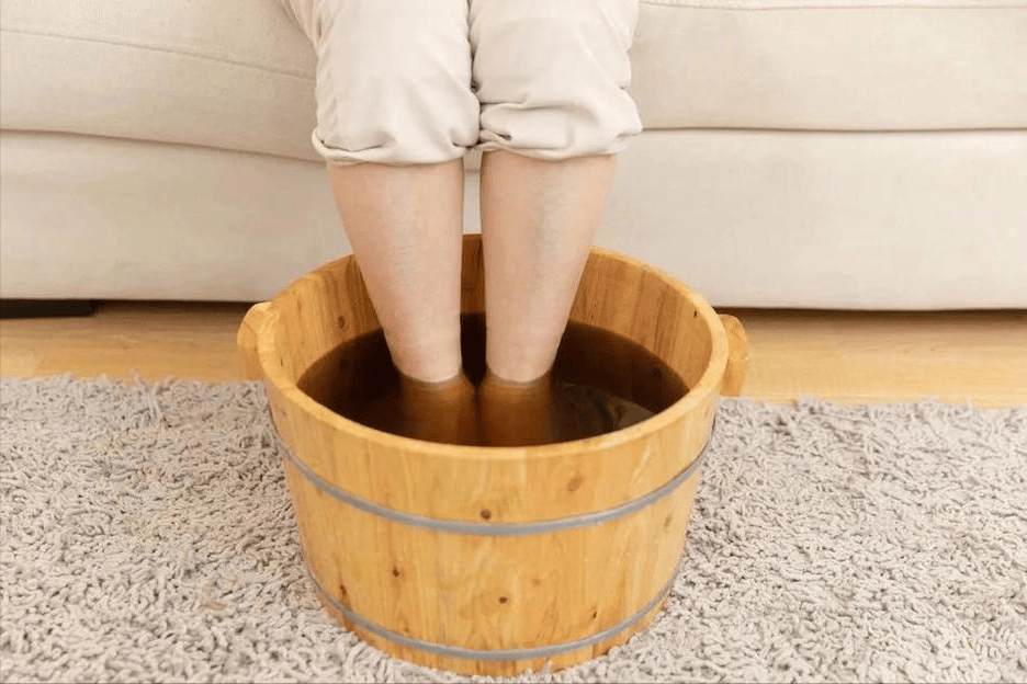 55岁大叔一直用盐水泡脚,坚持了一年,体检后医生夸赞:值得借鉴