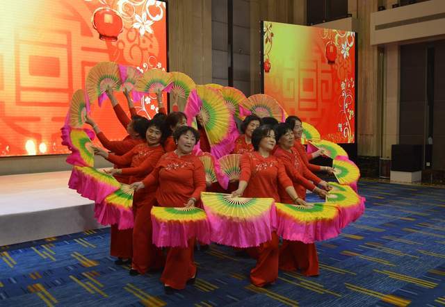 欢歌伴劲舞,城阳近百名妈妈以感恩的名义迎接"母亲节"!