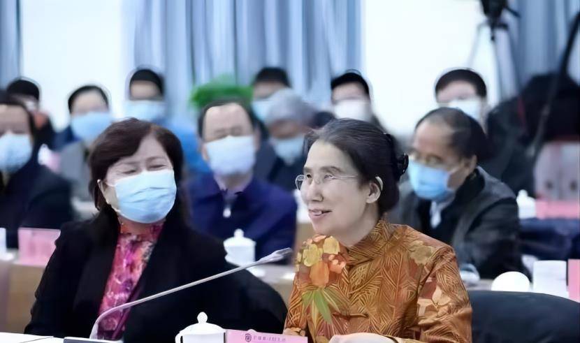 杨佳:29岁时,她因失明被丈夫分手,8年后,她让前夫高攀不起