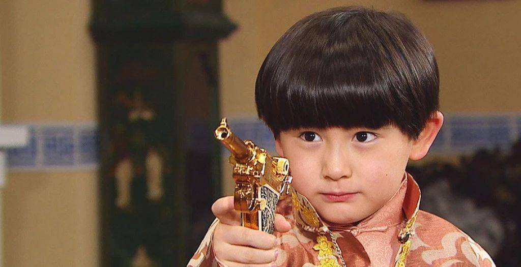 tvb御用童星近照曝光,身材壮硕颜值下跌,9年拍40部剧成赚钱工具