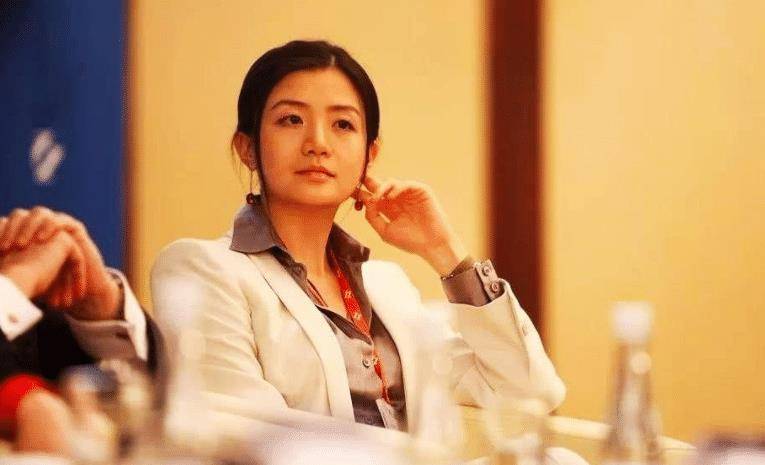 她是马云三次请出山的奇女子,美貌与才华兼具,现今40岁仍然单身_李颖