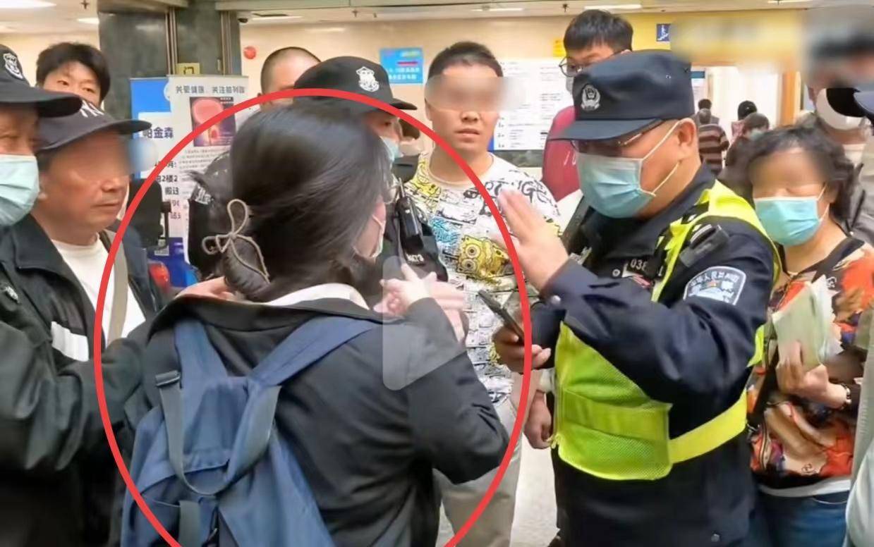 上海女子医院插队,骂人惹众怒,大爷上去一巴掌,结局舒爽