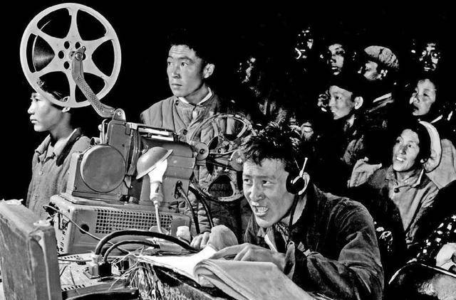 参谋长看电影,看到一半拂袖离去,讲:"当年我没有派女兵上去"