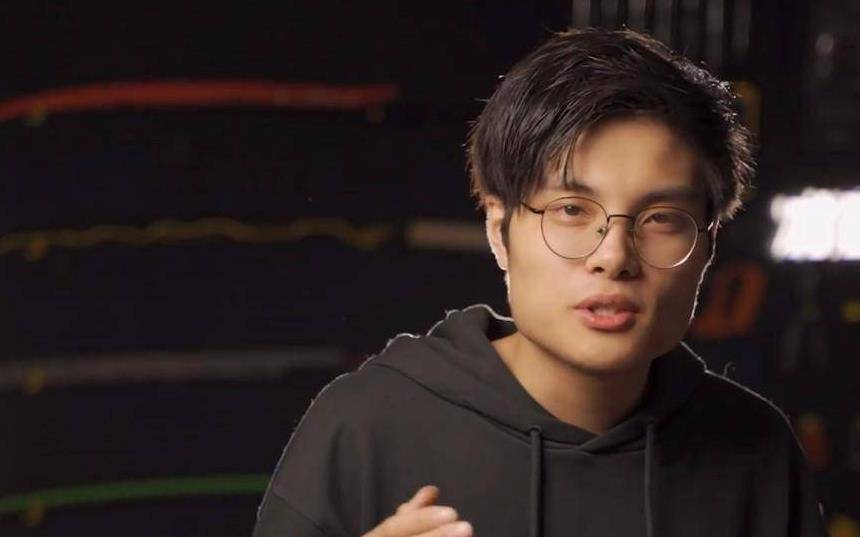 26岁的单板滑雪运动员张嘉豪辗转多个国家,参加十几场比赛,就为了站在