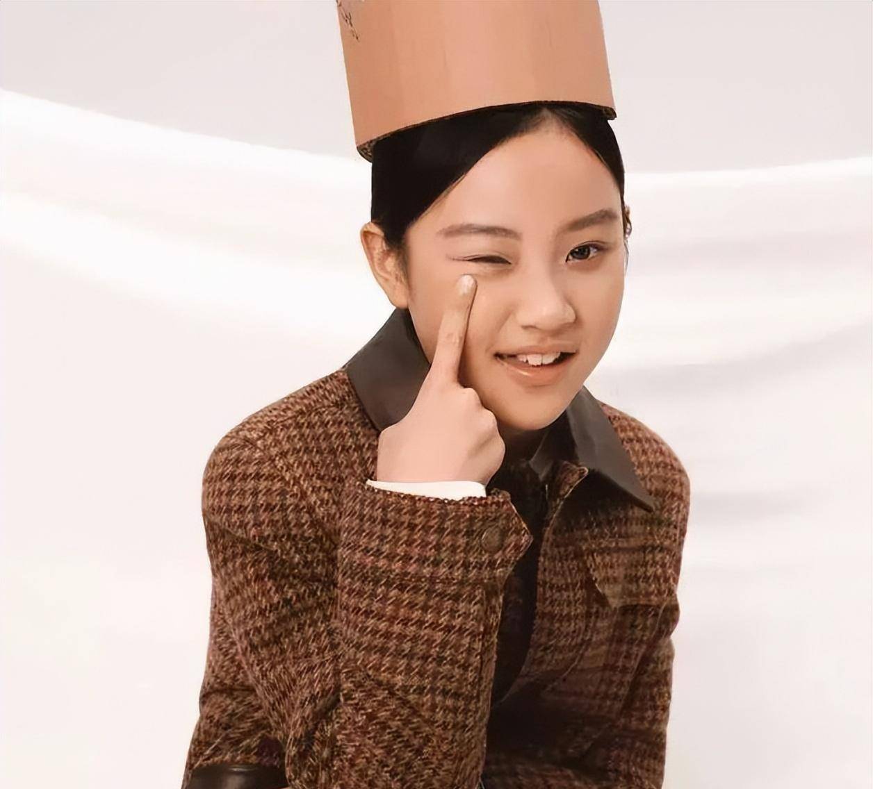 11岁甜馨杂志封面流出,模样大变认不出,网友:太像妈妈了!