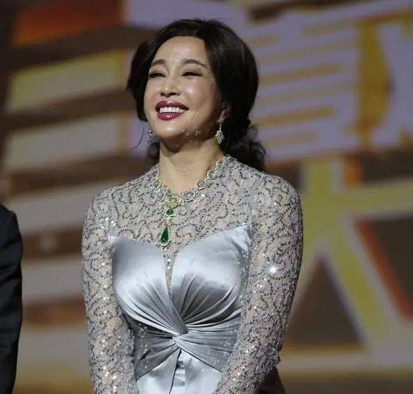 这是刘晓庆最想删掉的照片,穿开叉裙与雷格生同坐,被偷看好尴尬!