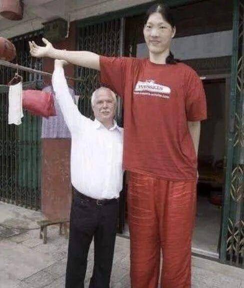 36米的中国第一女巨人姚德芬:比姚明高10厘米,她过得怎样