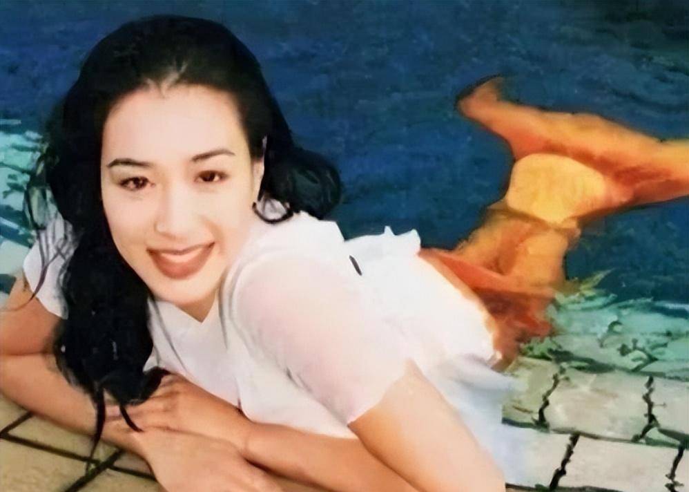 双马尾,穿粉美,48岁演18岁,这7位中年女星扮起美来,真辣眼睛_闫妮