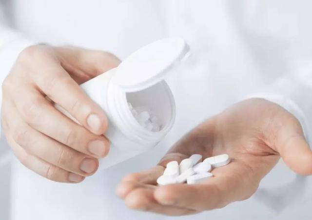 去痛片和布洛芬,哪个对人体副作用大?医生提醒:下次别再乱吃了