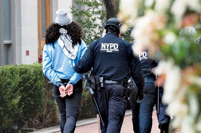 哥大抗议学生亲述:警察逮捕时,我们把有色人种围在里面