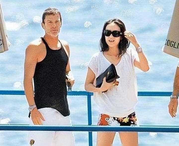 章子怡做梦都想删掉的照片,疯狂往事:与洋男友海边叠罗汉