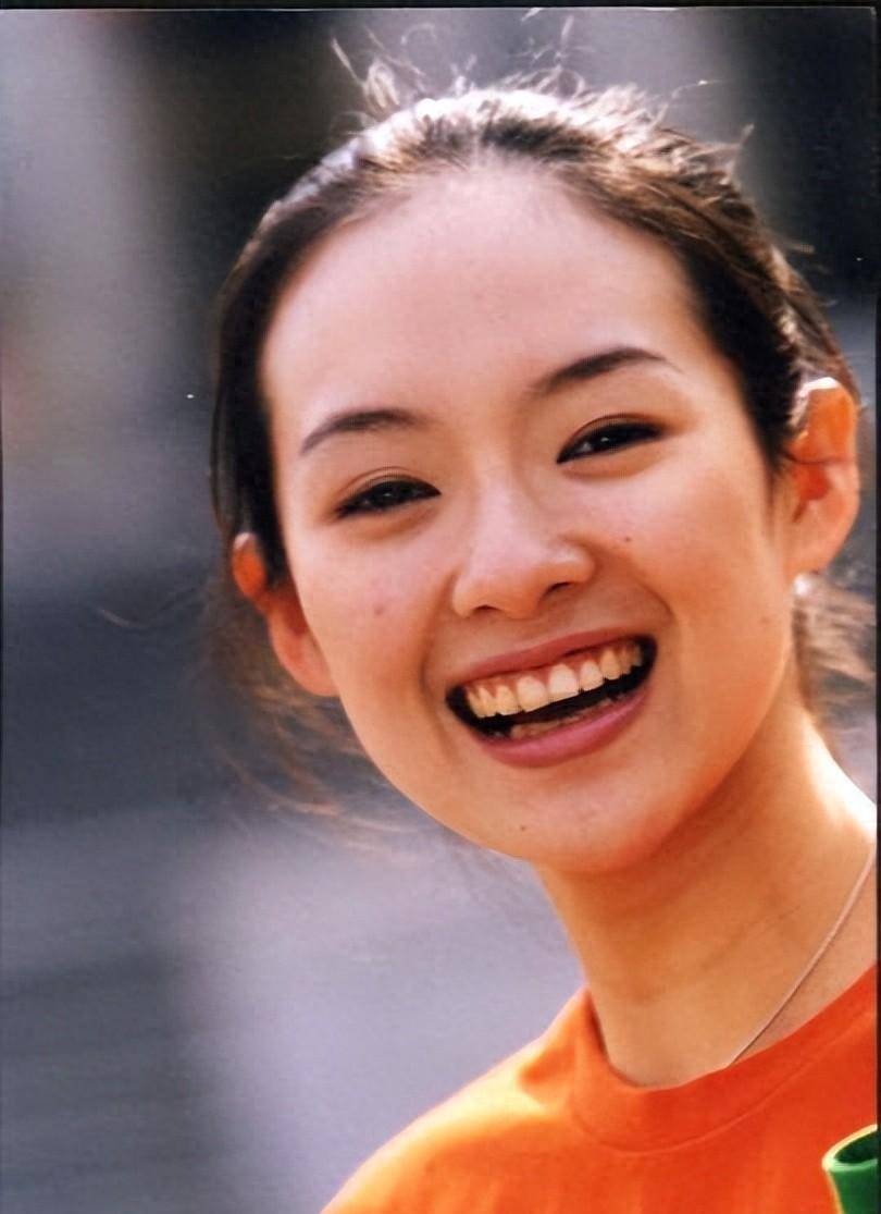 章子怡旧照曝光,海边叠罗汉成一生之痛,81张照片引发回忆杀!