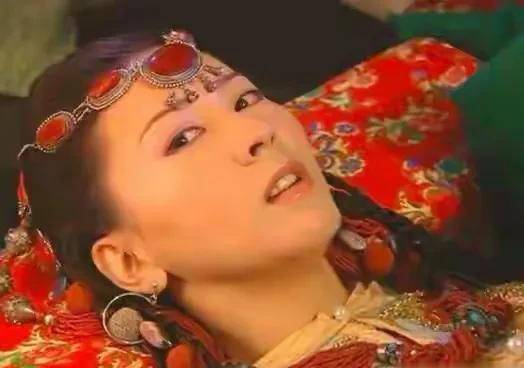 因拍人体写真被丈夫分手,遭父亲嫌弃,46岁还单身的汤加丽后悔吗