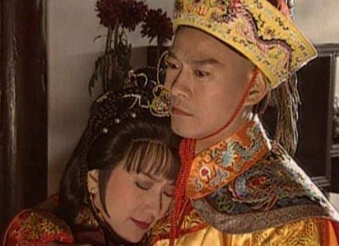 发现和珅长得活像当年死去的年贵妃,就随口问起和珅的年岁,和珅的答复