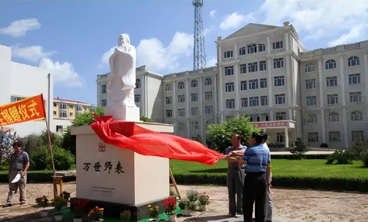 90后杀手被判死刑一脸微笑,向法官鞠躬致谢:我的父母毁了我