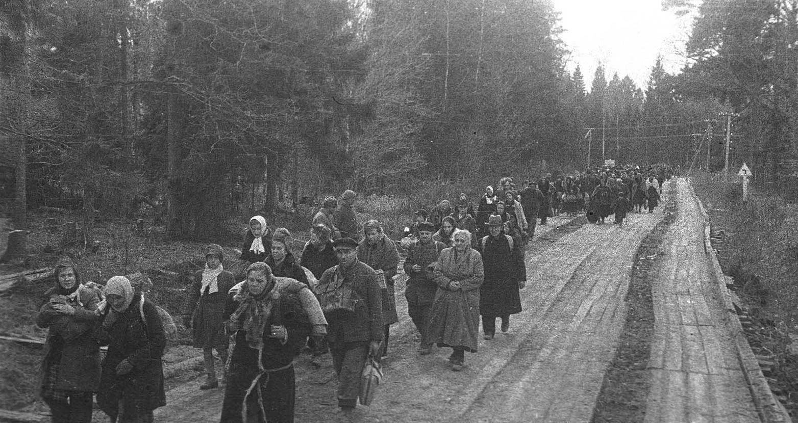 捷克人对苏台德地区的日耳曼人实施了暴力掠夺和武力驱赶,敢于回头的