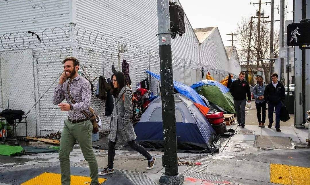 德国记者拍到美国底层穷人,却遭美国斥责否定,到底谁对谁错?