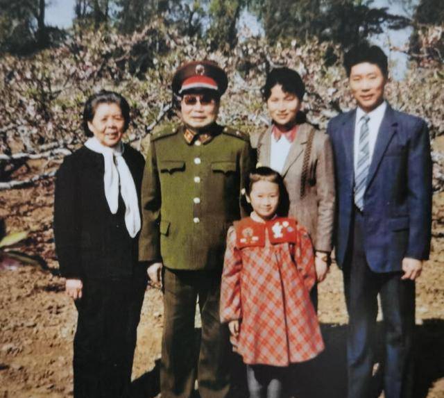 上幅照片为杨得志夫妇与儿子建华一家的合影.