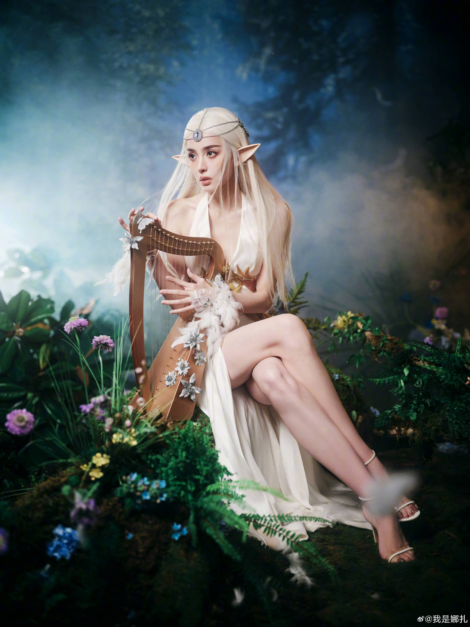 娜扎cos精灵女王惊艳,大长腿吹爆,网友吐槽发型很怪,耳朵太假