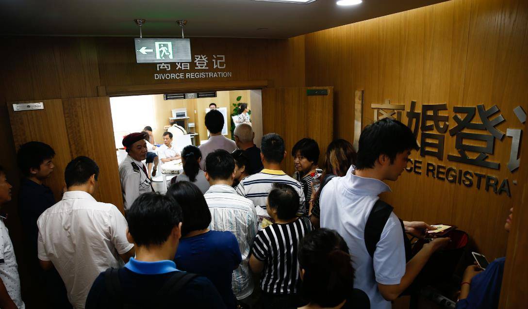 2010年,辽宁大妈捡到一黑色垃圾袋,回家打开后突然大哭:救急钱