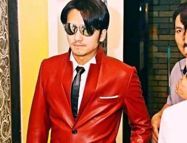 小伙长得太帅不甘心送快递,整容成谢霆锋,后来开公司成千万富翁_易波