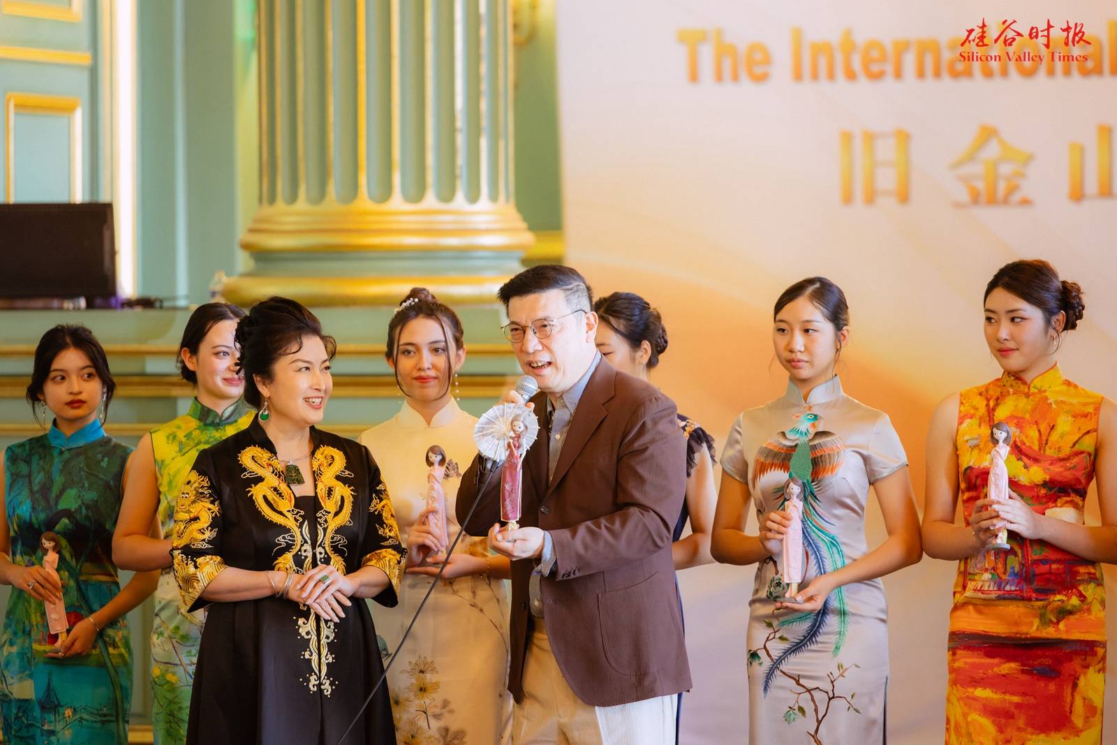 海外旗袍文化传承的杰出代表刘冰老师致辞,并表示他要带着"旗旗"回