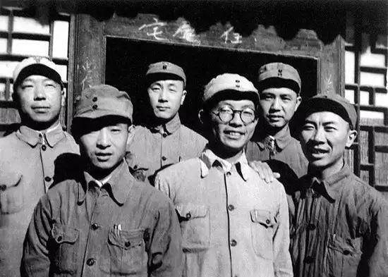 他在大军区正职级别上,带头告别领导终身制,主动要求"裸退"