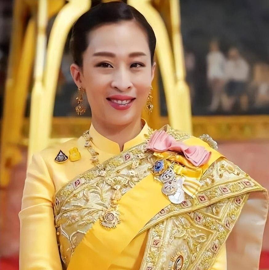 "神兽公主"思蕊梵:姐姐病倒她上位,霸气出席公务,穿搭很时尚