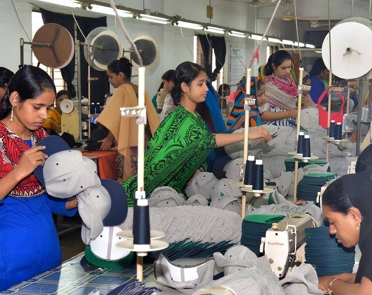 "血汗工厂"孟加拉:发展靠压榨,女工月入500,不进厂或要卖身