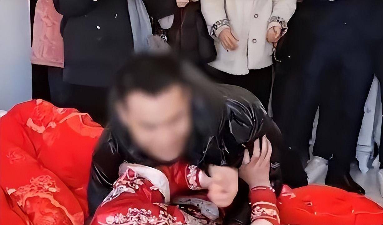 大喜之日,新娘被多名男子强吻拍臀部事件,揭开了婚闹背后的阴暗