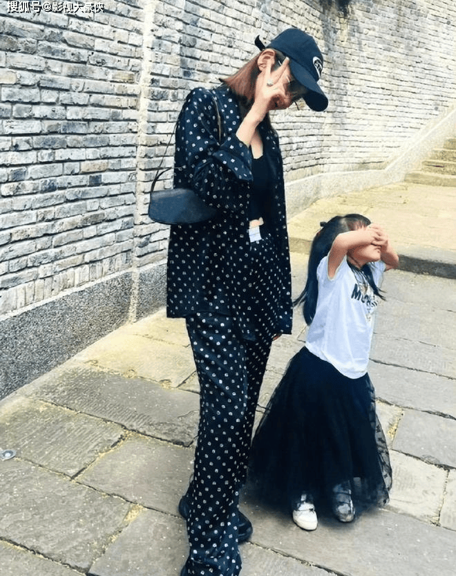 唐艺昕夫妇与李沁聚会,4岁女儿首曝光,穿纱裙软萌又可爱!